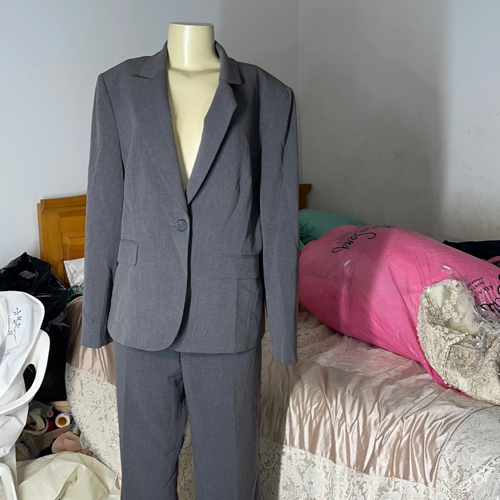 Brand Tahari Size 16